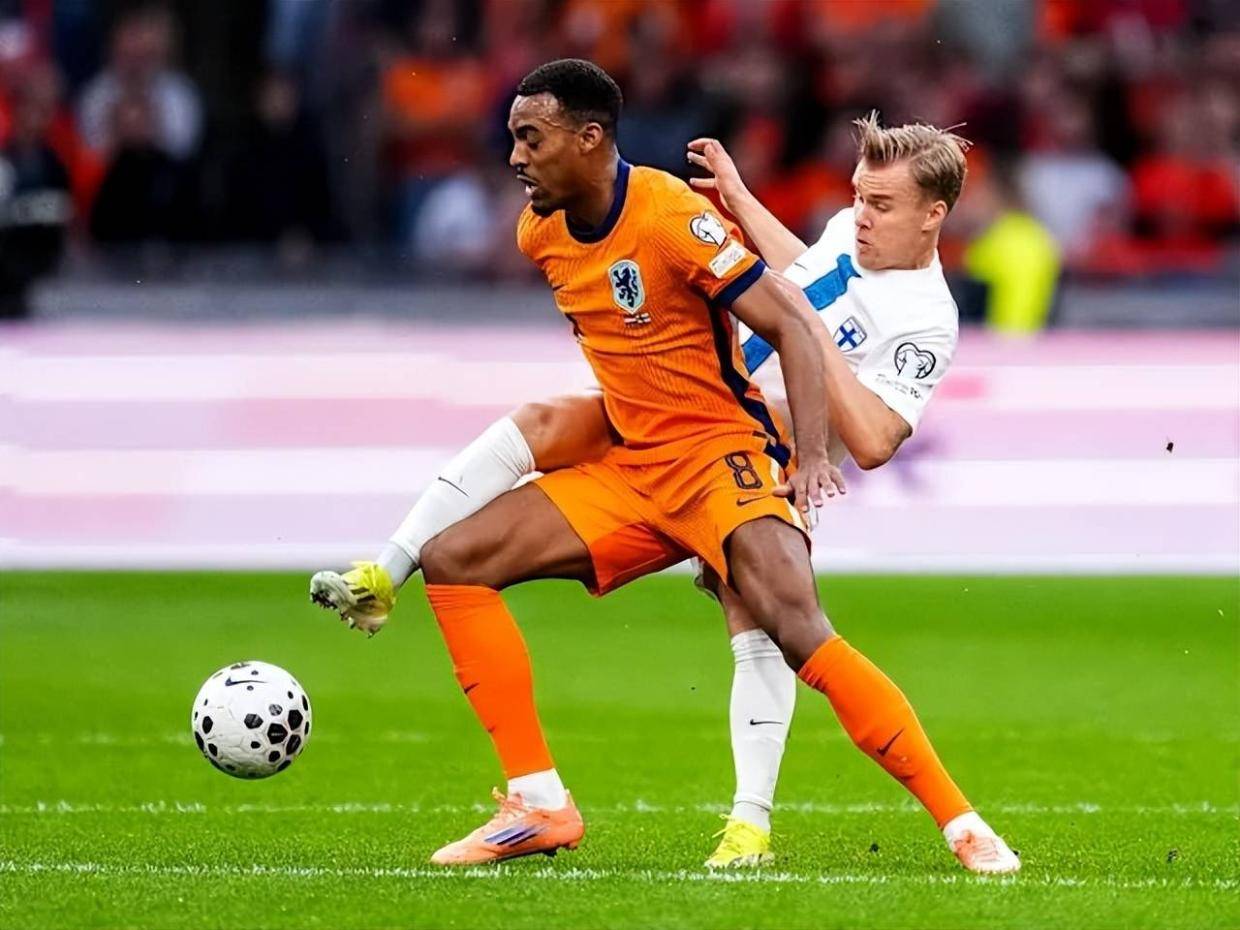 英超双红会赛前，斯洛特透露利好消息，两员大将及时复出战曼联